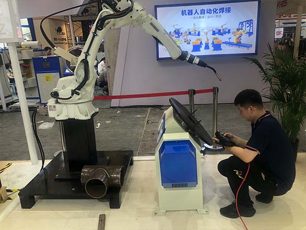 工業(yè)焊接機(jī)器人自動化焊接操作